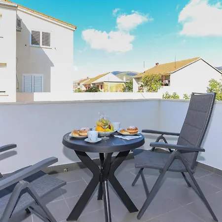Apartment In Kastel Stari With Kitchen Kastela